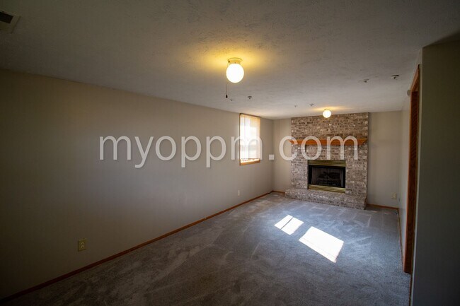 Building Photo - Spacious Omaha Home