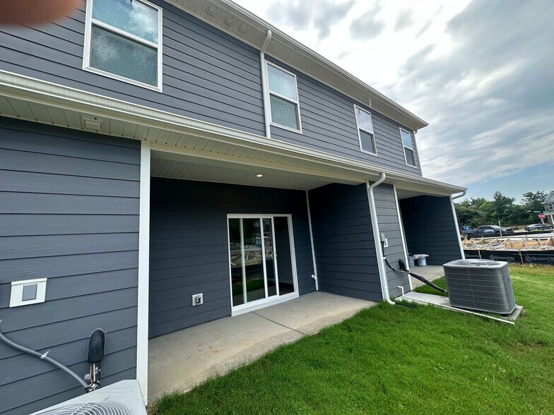 Building Photo - 812 Quinn Dr