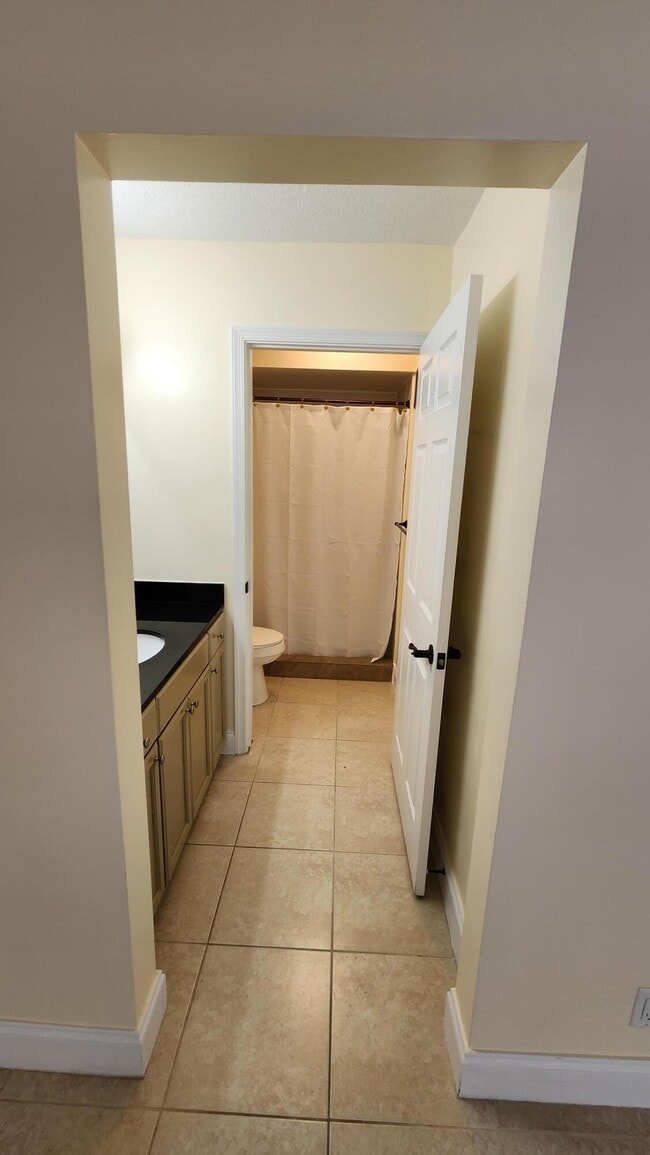 Building Photo - 105 S Riverside Dr