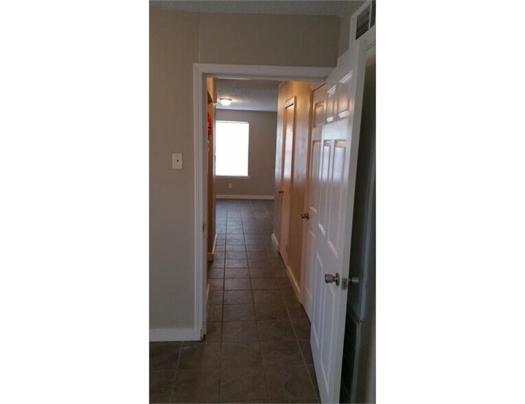 Building Photo - 10921 Roger Dr