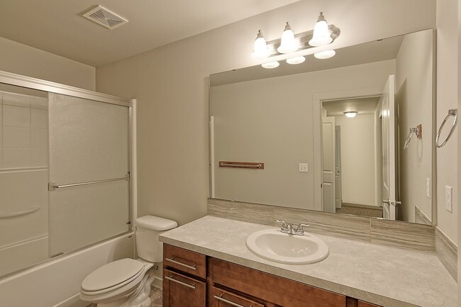 Building Photo - Spacious 4 Bedroom Townhome - Move In Spec...