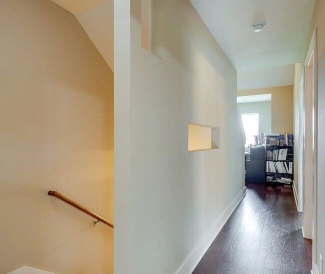 Building Photo - 3 Bed 2.5 Bath Luxury Townhome