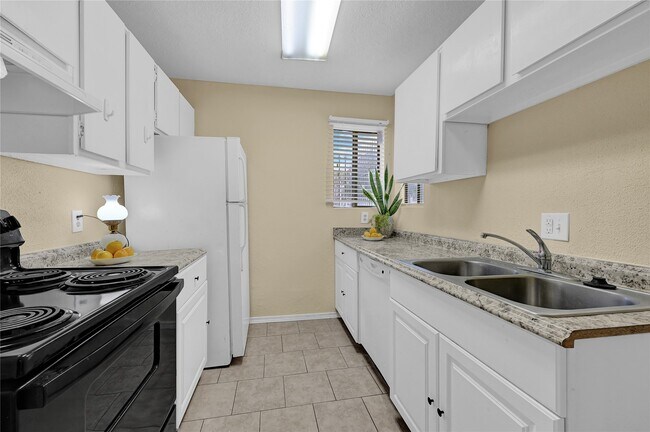Building Photo - 8405 Wilcrest Dr
