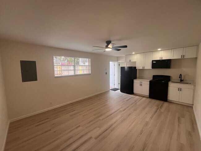 Building Photo - 1/1 Studio/Efficiency in Avondale