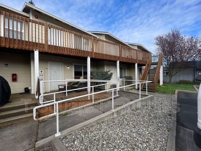 Building Photo - 717 Cedar Ave