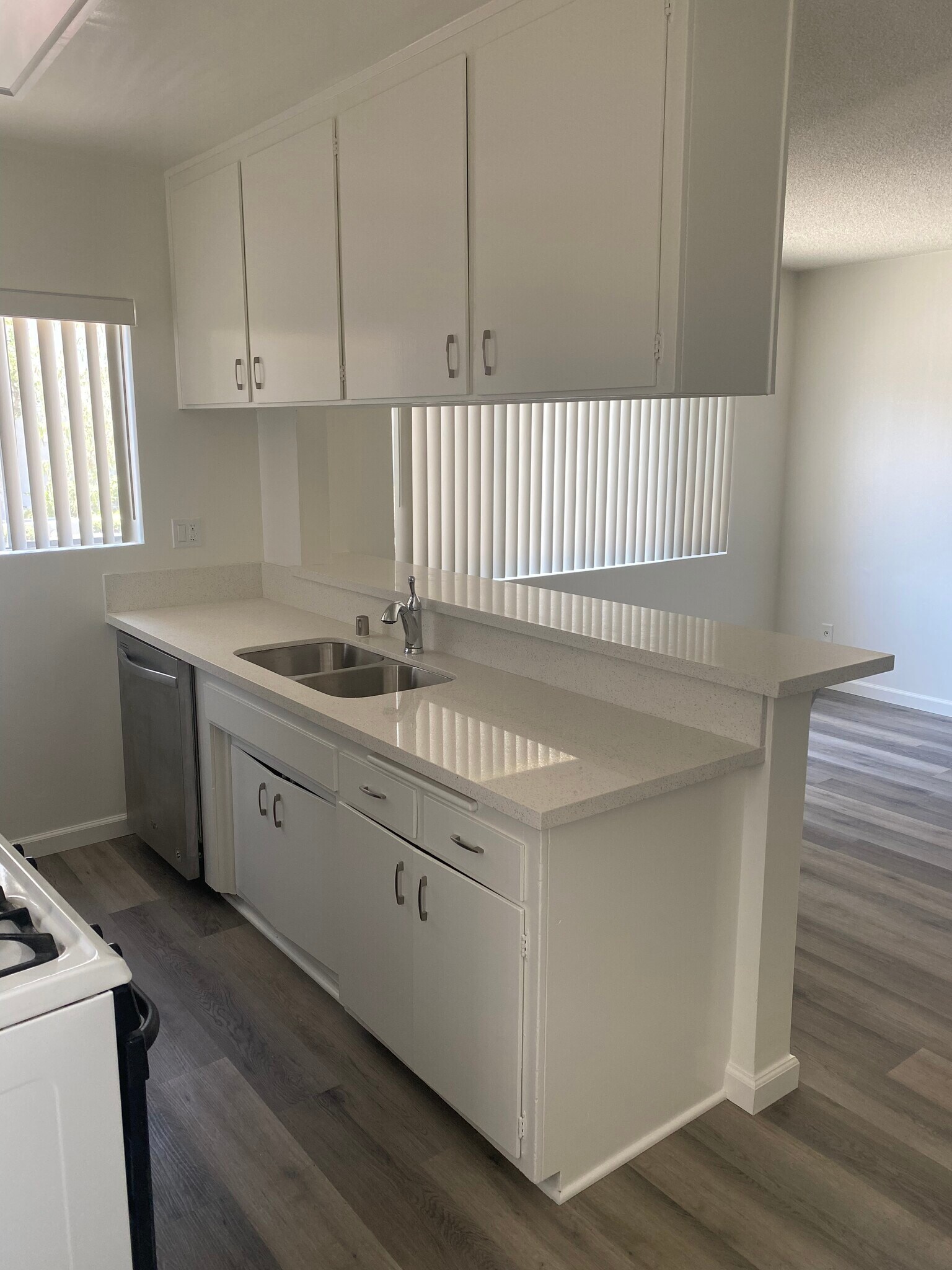 Kitchen - 964 S Ardmore Ave