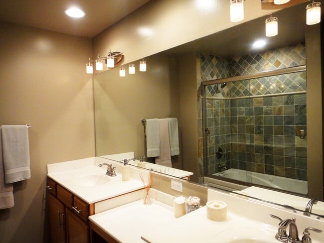 Building Photo - 504 Tamarack Dr