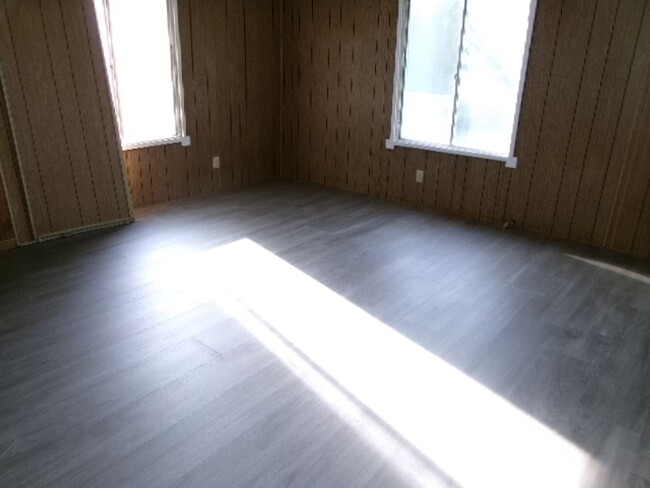 Building Photo - Large 1700 SF 3 bed 2 bath home