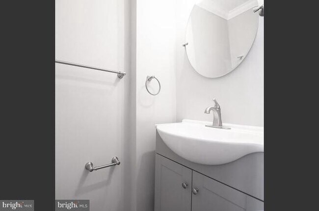 Building Photo - 2624 Llewelyn Ave