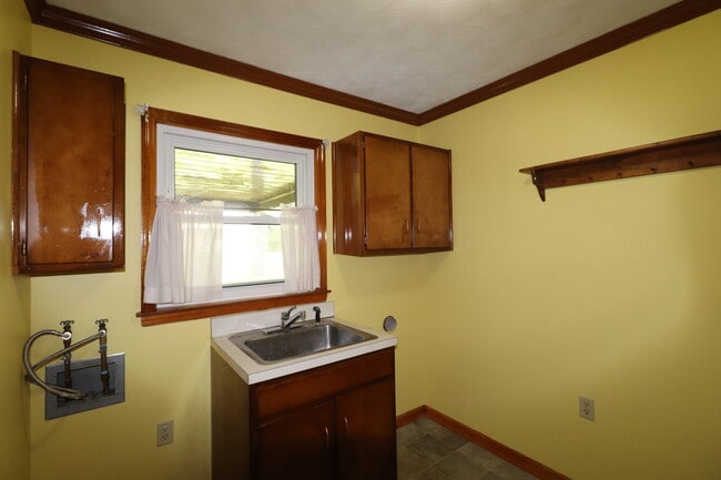 Building Photo - 204 Weil Ln