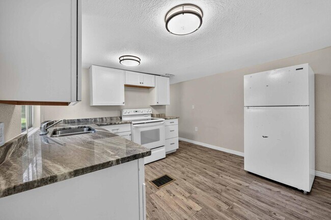 Building Photo - 6451 Spinner Dr