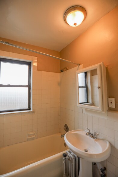 Building Photo - 1061 W Rosemont Ave