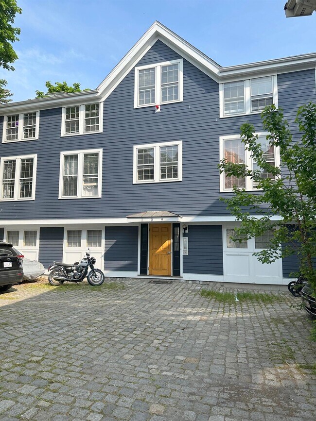 Building Photo - 109 River St