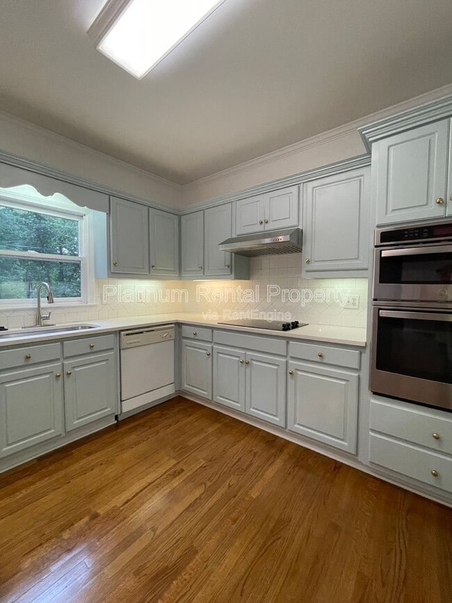 Building Photo - 870 Ingleside Dr