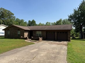 Building Photo - 3 bed 2 bath 2 car garage house