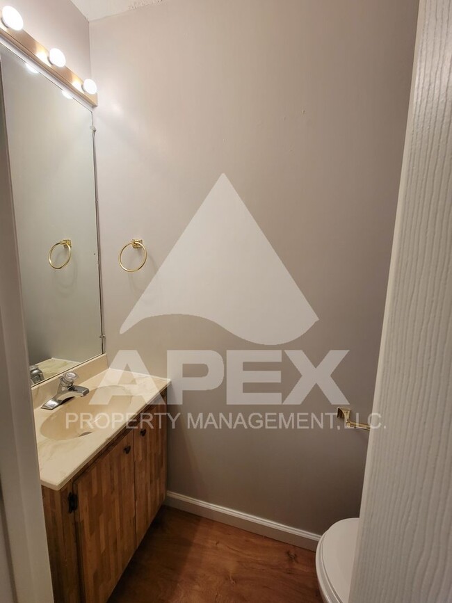Building Photo - Beautiful 2Bd - 1.5 Bath Condo in West Kno...