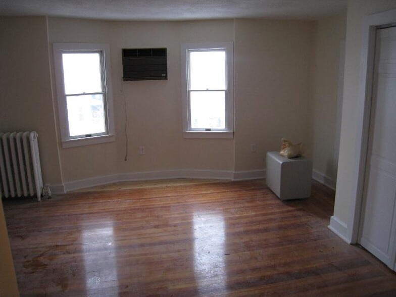 Building Photo - 10 Evergreen Ave