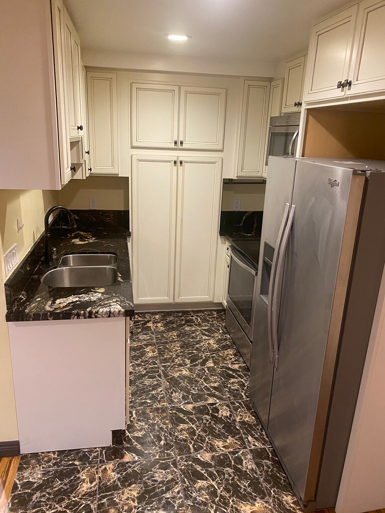 Kitchen - 8710 Delgany Ave
