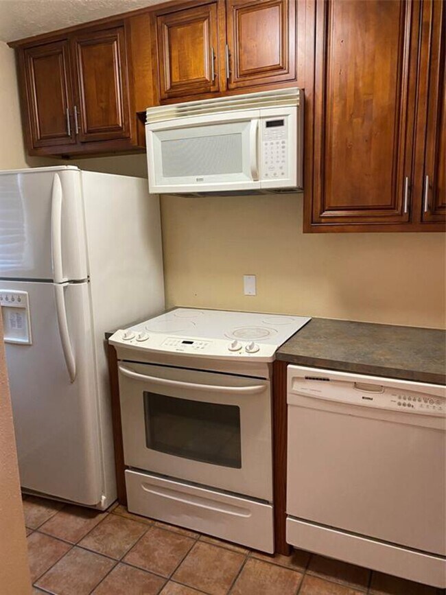 Building Photo - Bay Colony Townhomes
