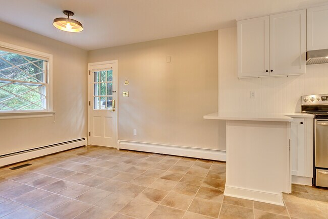 Eat-in area adjacent to kitchen - 114 Richards Rd