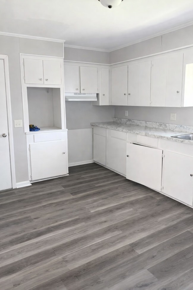 Building Photo - 547 Holly Dr