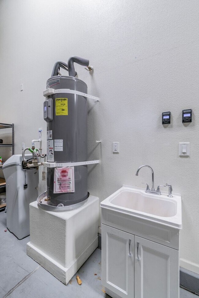 Building Photo - 4615 E St Louis Ave