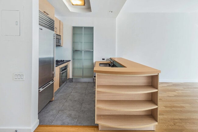 Building Photo - 325 5th Ave