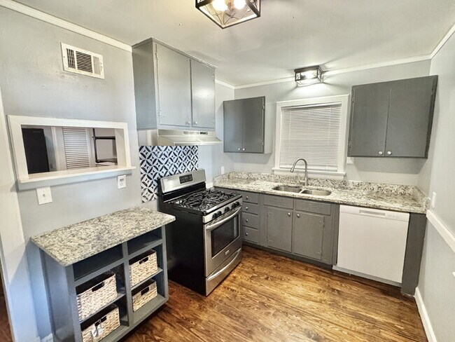 Building Photo - 666 Landis St