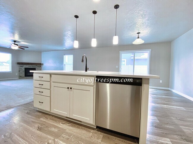 Building Photo - Beautiful Home in Quiet Neighborhood