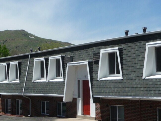 Building Photo - Charming 2 Bed, 1 Bath Upstairs Apartment ...