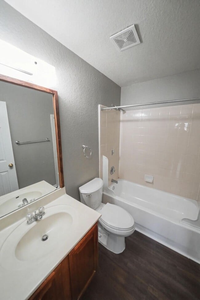 Building Photo - Spacious Cul-de-Sac Home with Greenbelt Privacy - Realtor Commission: $500