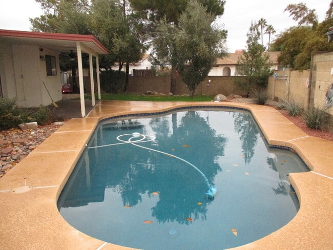 Building Photo - Spacious home with a pool! Great Location!