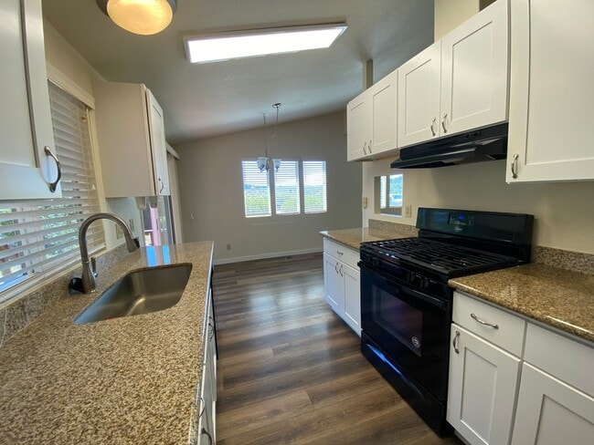 Building Photo - Private, Gated and Views -2 Bdm 2 Bath Gra...