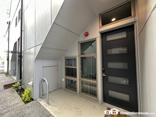 Building Photo - 5205b 51st Ave S