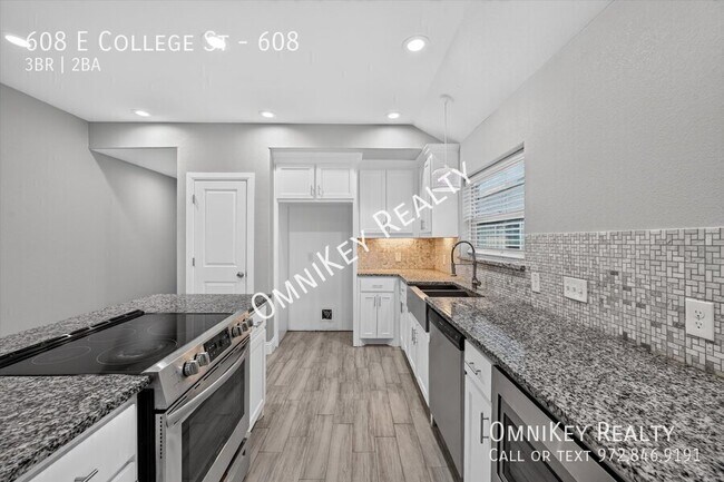 Building Photo - 608 E College St