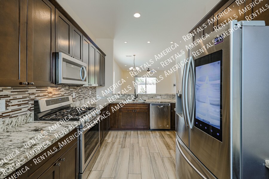 Building Photo - 2322 W Sierra Vista Dr