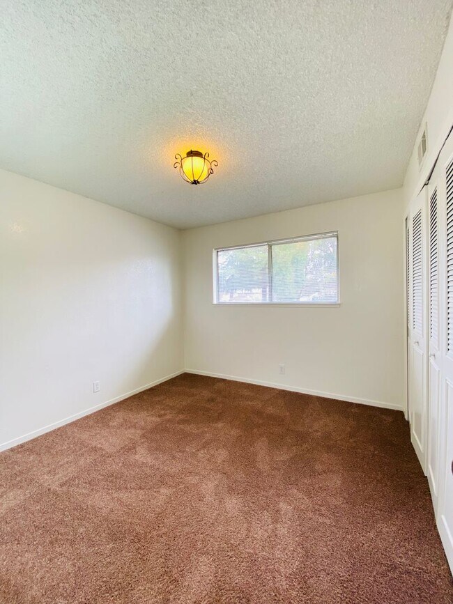 Building Photo - Cute Corner Lot!
