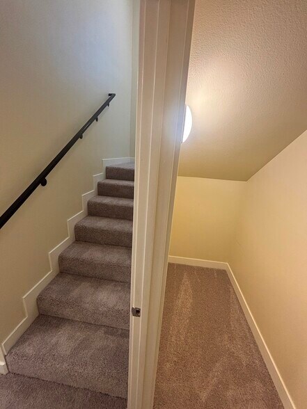 Building Photo - 213 W 82nd St