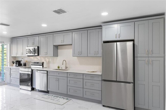 Building Photo - 8825 Oak St