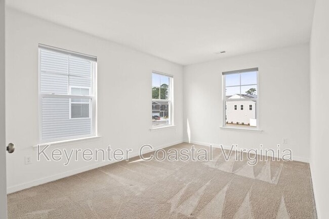 Building Photo - 305 Tarn Ct