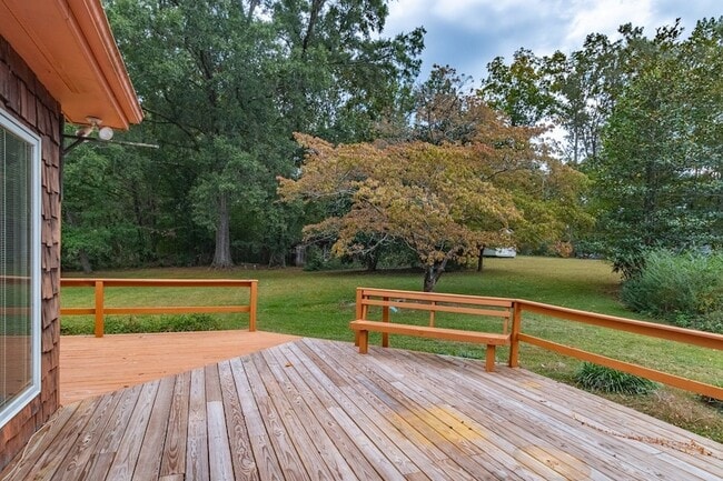 Building Photo - 204 Lake Cir Dr