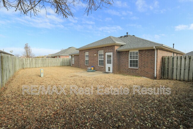 Building Photo - 1202 SW Cabriolet St