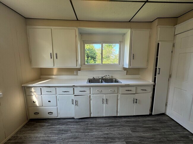 Building Photo - 124 N Beard St