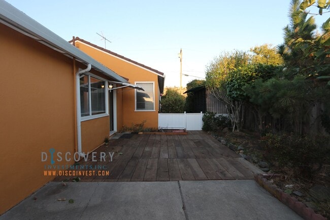 Building Photo - Ranch Style Home with Outdoor Space