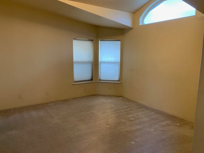 Building Photo - Spacious 3-Bed, 2-Bath Home