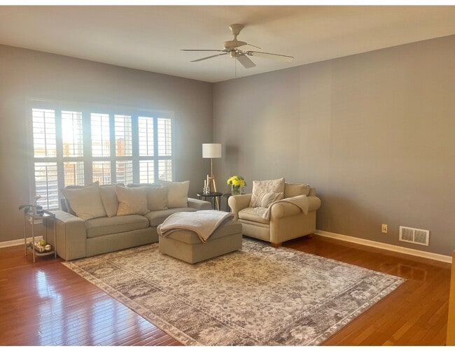 Building Photo - 0N425 Ford Dr