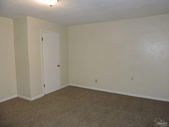 Building Photo - 2108 W Lakeview Ave
