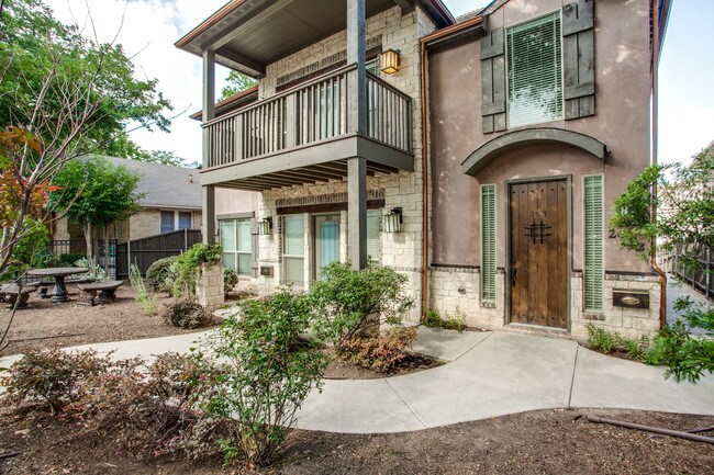 Building Photo - 2733 Lubbock Ave