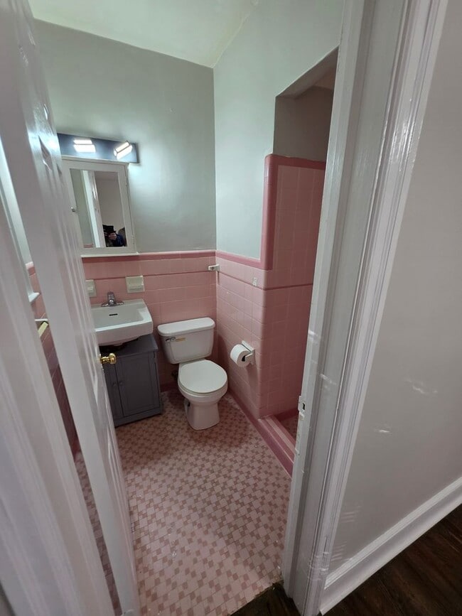 Building Photo - 107 Creek Dr