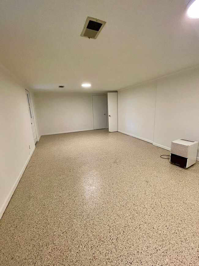 Building Photo - 6808 River Ridge Dr